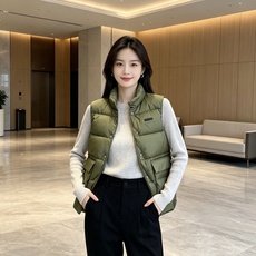 Prada 普拉达2026秋冬专柜同步新品发布,最新工装羽绒马甲出货,原版购入,无论面料及辅料,全部做到了1:1完美复刻 Prada 普拉达2026秋冬专柜同步新品发布,最新工装羽绒马甲出货,原版购入,无论面料及辅料,全部做到了1:1完美复刻