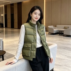 Prada 普拉达2026秋冬专柜同步新品发布,最新工装羽绒马甲出货,原版购入,无论面料及辅料,全部做到了1:1完美复刻 Prada 普拉达2026秋冬专柜同步新品发布,最新工装羽绒马甲出货,原版购入,无论面料及辅料,全部做到了1:1完美复刻