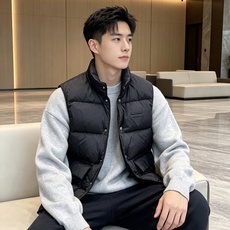 Prada 普拉达2026秋冬专柜同步新品发布,最新工装羽绒马甲出货,原版购入,无论面料及辅料,全部做到了1:1完美复刻 Prada 普拉达2026秋冬专柜同步新品发布,最新工装羽绒马甲出货,原版购入,无论面料及辅料,全部做到了1:1完美复刻