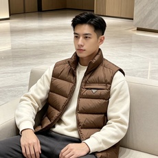 Prada 普拉达2026秋冬专柜同步新品发布,最新款羽绒马甲出货,全部原版购入,今年最新色,无论面料和辅料,真正做到了 Prada 普拉达2026秋冬专柜同步新品发布,最新款羽绒马甲出货,全部原版购入,今年最新色,无论面料和辅料,真正做到了