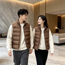 Prada 普拉达2026秋冬专柜同步新品发布,最新款羽绒马甲出货,全部原版购入,今年最新色,无论面料和辅料,真正做到了 Prada 普拉达2026秋冬专柜同步新品发布,最新款羽绒马甲出货,全部原版购入,今年最新色,无论面料和辅料,真正做到了