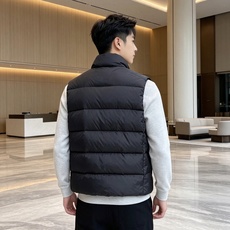 Prada 普拉达2026秋冬专柜同步新品发布,最新款羽绒马甲出货,全部原版购入,今年最新色,无论面料和辅料,真正做到了 Prada 普拉达2026秋冬专柜同步新品发布,最新款羽绒马甲出货,全部原版购入,今年最新色,无论面料和辅料,真正做到了