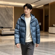 Prada&普拉达FW2026秋冬新款羽绒服。柜子在售款,一件难求。采用定制防风防雨面料,抗皱立挺有型,软糯亲肤,上身舒 Prada&普拉达FW2026秋冬新款羽绒服。柜子在售款,一件难求。采用定制防风防雨面料,抗皱立挺有型,软糯亲肤,上身舒