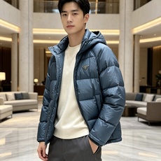 Prada&普拉达FW2026秋冬新款羽绒服。柜子在售款,一件难求。采用定制防风防雨面料,抗皱立挺有型,软糯亲肤,上身舒 Prada&普拉达FW2026秋冬新款羽绒服。柜子在售款,一件难求。采用定制防风防雨面料,抗皱立挺有型,软糯亲肤,上身舒