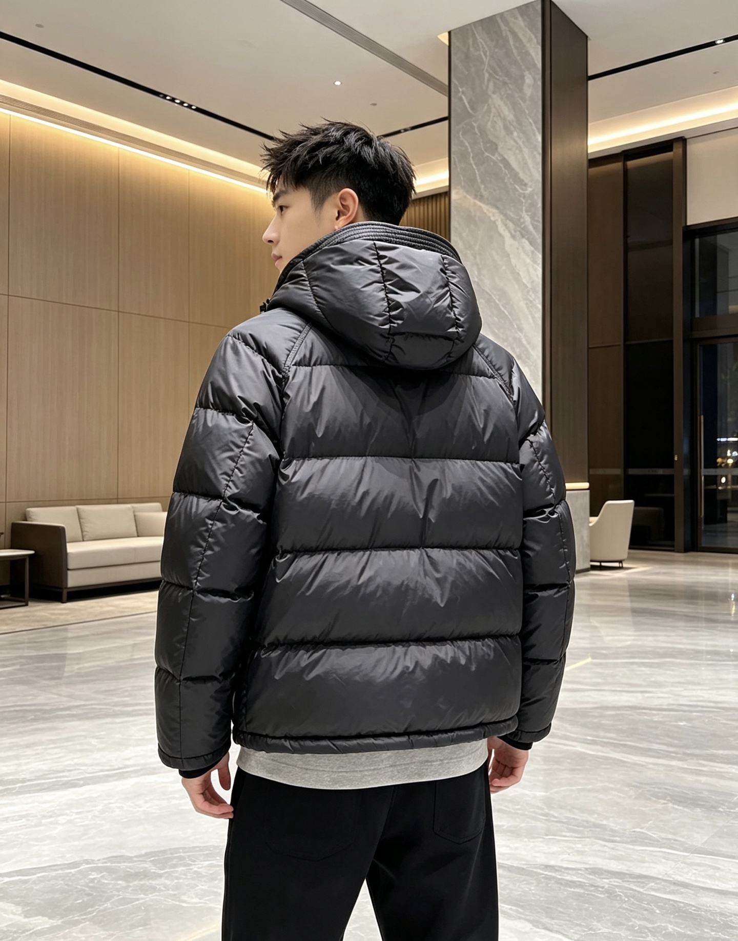 Prada&普拉达FW2026秋冬新款羽绒服。柜子在售款，一件难求。采用定制防风防雨面料，抗皱立挺有型，软糯亲肤，上身舒