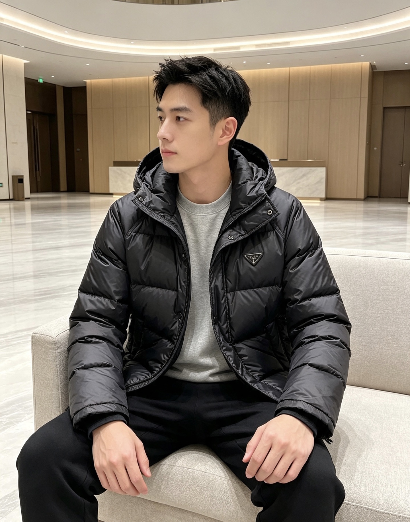 Prada&普拉达FW2026秋冬新款羽绒服。柜子在售款，一件难求。采用定制防风防雨面料，抗皱立挺有型，软糯亲肤，上身舒