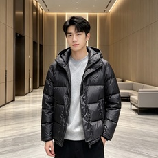Prada&普拉达FW2026秋冬新款羽绒服。柜子在售款,一件难求。采用定制防风防雨面料,抗皱立挺有型,软糯亲肤,上身舒 Prada&普拉达FW2026秋冬新款羽绒服。柜子在售款,一件难求。采用定制防风防雨面料,抗皱立挺有型,软糯亲肤,上身舒