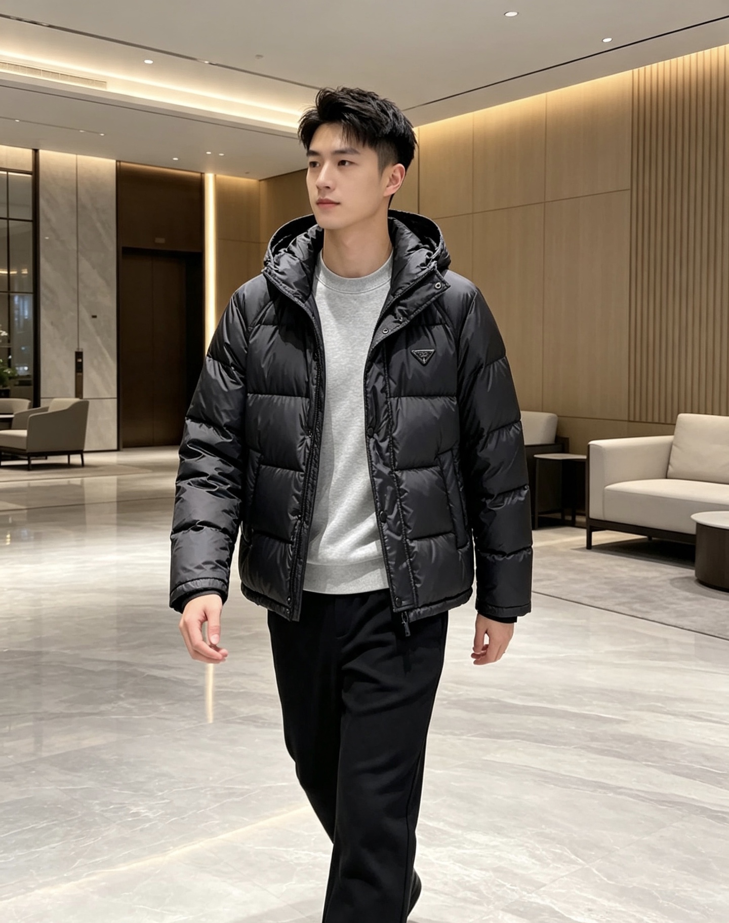 Prada&普拉达FW2026秋冬新款羽绒服。柜子在售款，一件难求。采用定制防风防雨面料，抗皱立挺有型，软糯亲肤，上身舒