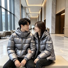 Moncler 蒙口2026秋冬新品发布,蒙口最新款亮光羽绒出货,柜上同步,面料及辅料全部订制,帽子可脱卸,面料涂层有股 Moncler 蒙口2026秋冬新品发布,蒙口最新款亮光羽绒出货,柜上同步,面料及辅料全部订制,帽子可脱卸,面料涂层有股