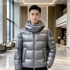 Moncler 蒙口2026秋冬新品发布,蒙口最新款亮光羽绒出货,柜上同步,面料及辅料全部订制,帽子可脱卸,面料涂层有股 Moncler 蒙口2026秋冬新品发布,蒙口最新款亮光羽绒出货,柜上同步,面料及辅料全部订制,帽子可脱卸,面料涂层有股