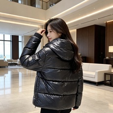 Moncler 蒙口2026秋冬新品发布,蒙口最新款亮光羽绒出货,柜上同步,面料及辅料全部订制,帽子可脱卸,面料涂层有股 Moncler 蒙口2026秋冬新品发布,蒙口最新款亮光羽绒出货,柜上同步,面料及辅料全部订制,帽子可脱卸,面料涂层有股