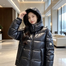 Moncler 蒙口2026秋冬新品发布,蒙口最新款亮光羽绒出货,柜上同步,面料及辅料全部订制,帽子可脱卸,面料涂层有股 Moncler 蒙口2026秋冬新品发布,蒙口最新款亮光羽绒出货,柜上同步,面料及辅料全部订制,帽子可脱卸,面料涂层有股