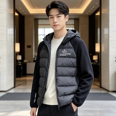 Moncler 蒙口 FW2026新款连帽拼羽绒夹克外套。经典款,一件难求。采用原版定制面料,正身充90绒,拼接设计,时 Moncler 蒙口 FW2026新款连帽拼羽绒夹克外套。经典款,一件难求。采用原版定制面料,正身充90绒,拼接设计,时