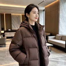 LV 2026秋冬爆款拼色老花羽绒服三色齐发 重磅分仓锁绒工艺,上身蓬松轻盈,完全不显臃肿 肩部暗纹老花拼接设计,低调有 LV 2026秋冬爆款拼色老花羽绒服三色齐发 重磅分仓锁绒工艺,上身蓬松轻盈,完全不显臃肿 肩部暗纹老花拼接设计,低调有