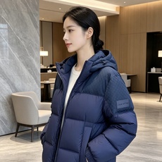 LV 2026秋冬爆款拼色老花羽绒服三色齐发 重磅分仓锁绒工艺,上身蓬松轻盈,完全不显臃肿 肩部暗纹老花拼接设计,低调有 LV 2026秋冬爆款拼色老花羽绒服三色齐发 重磅分仓锁绒工艺,上身蓬松轻盈,完全不显臃肿 肩部暗纹老花拼接设计,低调有