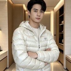 Prada 普拉达 2026秋冬新款三角标连帽轻薄羽绒,米白/酒红/藏蓝/黑四色男女同款。 横条分仓充绒,不跑绒不臃肿; Prada 普拉达 2026秋冬新款三角标连帽轻薄羽绒,米白/酒红/藏蓝/黑四色男女同款。 横条分仓充绒,不跑绒不臃肿;
