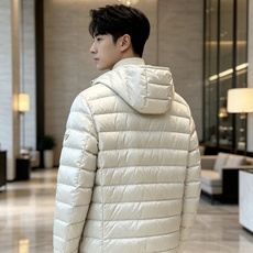Prada 普拉达 2026秋冬新款三角标连帽轻薄羽绒,米白/酒红/藏蓝/黑四色男女同款。 横条分仓充绒,不跑绒不臃肿; Prada 普拉达 2026秋冬新款三角标连帽轻薄羽绒,米白/酒红/藏蓝/黑四色男女同款。 横条分仓充绒,不跑绒不臃肿;