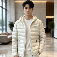 Prada 普拉达 2026秋冬新款三角标连帽轻薄羽绒,米白/酒红/藏蓝/黑四色男女同款。 横条分仓充绒,不跑绒不臃肿; Prada 普拉达 2026秋冬新款三角标连帽轻薄羽绒,米白/酒红/藏蓝/黑四色男女同款。 横条分仓充绒,不跑绒不臃肿;