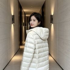 Prada 普拉达 2026秋冬新款三角标连帽轻薄羽绒,米白/酒红/藏蓝/黑四色男女同款。 横条分仓充绒,不跑绒不臃肿; Prada 普拉达 2026秋冬新款三角标连帽轻薄羽绒,米白/酒红/藏蓝/黑四色男女同款。 横条分仓充绒,不跑绒不臃肿;
