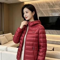 Prada 普拉达 2026秋冬新款三角标连帽轻薄羽绒,米白/酒红/藏蓝/黑四色男女同款。 横条分仓充绒,不跑绒不臃肿; Prada 普拉达 2026秋冬新款三角标连帽轻薄羽绒,米白/酒红/藏蓝/黑四色男女同款。 横条分仓充绒,不跑绒不臃肿;