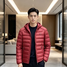 Prada 普拉达 2026秋冬新款三角标连帽轻薄羽绒,米白/酒红/藏蓝/黑四色男女同款。 横条分仓充绒,不跑绒不臃肿; Prada 普拉达 2026秋冬新款三角标连帽轻薄羽绒,米白/酒红/藏蓝/黑四色男女同款。 横条分仓充绒,不跑绒不臃肿;