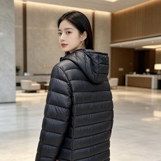 Prada 普拉达 2026秋冬新款三角标连帽轻薄羽绒,米白/酒红/藏蓝/黑四色男女同款。 横条分仓充绒,不跑绒不臃肿; Prada 普拉达 2026秋冬新款三角标连帽轻薄羽绒,米白/酒红/藏蓝/黑四色男女同款。 横条分仓充绒,不跑绒不臃肿;
