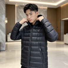 Prada 普拉达 2026秋冬新款三角标连帽轻薄羽绒,米白/酒红/藏蓝/黑四色男女同款。 横条分仓充绒,不跑绒不臃肿; Prada 普拉达 2026秋冬新款三角标连帽轻薄羽绒,米白/酒红/藏蓝/黑四色男女同款。 横条分仓充绒,不跑绒不臃肿;