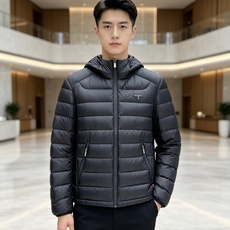 Prada 普拉达 2026秋冬新款三角标连帽轻薄羽绒,米白/酒红/藏蓝/黑四色男女同款。 横条分仓充绒,不跑绒不臃肿; Prada 普拉达 2026秋冬新款三角标连帽轻薄羽绒,米白/酒红/藏蓝/黑四色男女同款。 横条分仓充绒,不跑绒不臃肿;