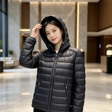 Prada 普拉达 2026秋冬新款三角标连帽轻薄羽绒,米白/酒红/藏蓝/黑四色男女同款。 横条分仓充绒,不跑绒不臃肿; Prada 普拉达 2026秋冬新款三角标连帽轻薄羽绒,米白/酒红/藏蓝/黑四色男女同款。 横条分仓充绒,不跑绒不臃肿;