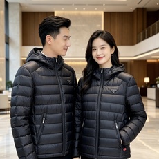Prada 普拉达 2026秋冬新款三角标连帽轻薄羽绒,米白/酒红/藏蓝/黑四色男女同款。 横条分仓充绒,不跑绒不臃肿; Prada 普拉达 2026秋冬新款三角标连帽轻薄羽绒,米白/酒红/藏蓝/黑四色男女同款。 横条分仓充绒,不跑绒不臃肿;