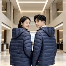 Prada 普拉达 2026秋冬新款三角标连帽轻薄羽绒,米白/酒红/藏蓝/黑四色男女同款。 横条分仓充绒,不跑绒不臃肿; Prada 普拉达 2026秋冬新款三角标连帽轻薄羽绒,米白/酒红/藏蓝/黑四色男女同款。 横条分仓充绒,不跑绒不臃肿;