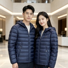 Prada 普拉达 2026秋冬新款三角标连帽轻薄羽绒,米白/酒红/藏蓝/黑四色男女同款。 横条分仓充绒,不跑绒不臃肿; Prada 普拉达 2026秋冬新款三角标连帽轻薄羽绒,米白/酒红/藏蓝/黑四色男女同款。 横条分仓充绒,不跑绒不臃肿;
