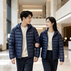 Prada 普拉达 2026秋冬新款三角标连帽轻薄羽绒,米白/酒红/藏蓝/黑四色男女同款。 横条分仓充绒,不跑绒不臃肿; Prada 普拉达 2026秋冬新款三角标连帽轻薄羽绒,米白/酒红/藏蓝/黑四色男女同款。 横条分仓充绒,不跑绒不臃肿;