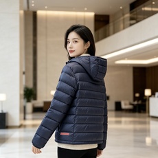 Prada 普拉达 2026秋冬新款三角标连帽轻薄羽绒,米白/酒红/藏蓝/黑四色男女同款。 横条分仓充绒,不跑绒不臃肿; Prada 普拉达 2026秋冬新款三角标连帽轻薄羽绒,米白/酒红/藏蓝/黑四色男女同款。 横条分仓充绒,不跑绒不臃肿;