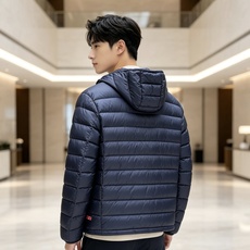 Prada 普拉达 2026秋冬新款三角标连帽轻薄羽绒,米白/酒红/藏蓝/黑四色男女同款。 横条分仓充绒,不跑绒不臃肿; Prada 普拉达 2026秋冬新款三角标连帽轻薄羽绒,米白/酒红/藏蓝/黑四色男女同款。 横条分仓充绒,不跑绒不臃肿;