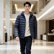 Prada 普拉达 2026秋冬新款三角标连帽轻薄羽绒,米白/酒红/藏蓝/黑四色男女同款。 横条分仓充绒,不跑绒不臃肿; Prada 普拉达 2026秋冬新款三角标连帽轻薄羽绒,米白/酒红/藏蓝/黑四色男女同款。 横条分仓充绒,不跑绒不臃肿;