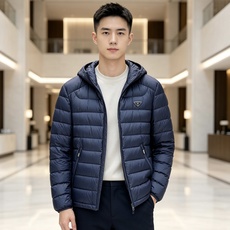 Prada 普拉达 2026秋冬新款三角标连帽轻薄羽绒,米白/酒红/藏蓝/黑四色男女同款。 横条分仓充绒,不跑绒不臃肿; Prada 普拉达 2026秋冬新款三角标连帽轻薄羽绒,米白/酒红/藏蓝/黑四色男女同款。 横条分仓充绒,不跑绒不臃肿;