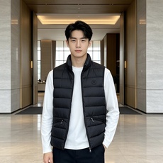 Moncler 蒙口 2026秋冬立领轻薄羽绒马甲,米白/棕/藏蓝三色 男女同款。 横格分仓充绒,轻便不跑绒;胸口经典圆 Moncler 蒙口 2026秋冬立领轻薄羽绒马甲,米白/棕/藏蓝三色 男女同款。 横格分仓充绒,轻便不跑绒;胸口经典圆