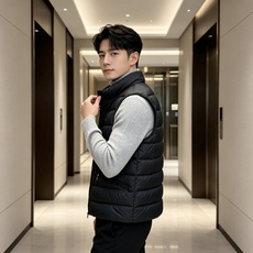 Moncler 蒙口 2026秋冬立领轻薄羽绒马甲,米白/棕/藏蓝三色 男女同款。 横格分仓充绒,轻便不跑绒;胸口经典圆 Moncler 蒙口 2026秋冬立领轻薄羽绒马甲,米白/棕/藏蓝三色 男女同款。 横格分仓充绒,轻便不跑绒;胸口经典圆