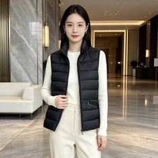 Moncler 蒙口 2026秋冬立领轻薄羽绒马甲,米白/棕/藏蓝三色 男女同款。 横格分仓充绒,轻便不跑绒;胸口经典圆 Moncler 蒙口 2026秋冬立领轻薄羽绒马甲,米白/棕/藏蓝三色 男女同款。 横格分仓充绒,轻便不跑绒;胸口经典圆