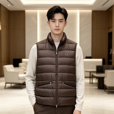 Moncler 蒙口 2026秋冬立领轻薄羽绒马甲,米白/棕/藏蓝三色 男女同款。 横格分仓充绒,轻便不跑绒;胸口经典圆 Moncler 蒙口 2026秋冬立领轻薄羽绒马甲,米白/棕/藏蓝三色 男女同款。 横格分仓充绒,轻便不跑绒;胸口经典圆