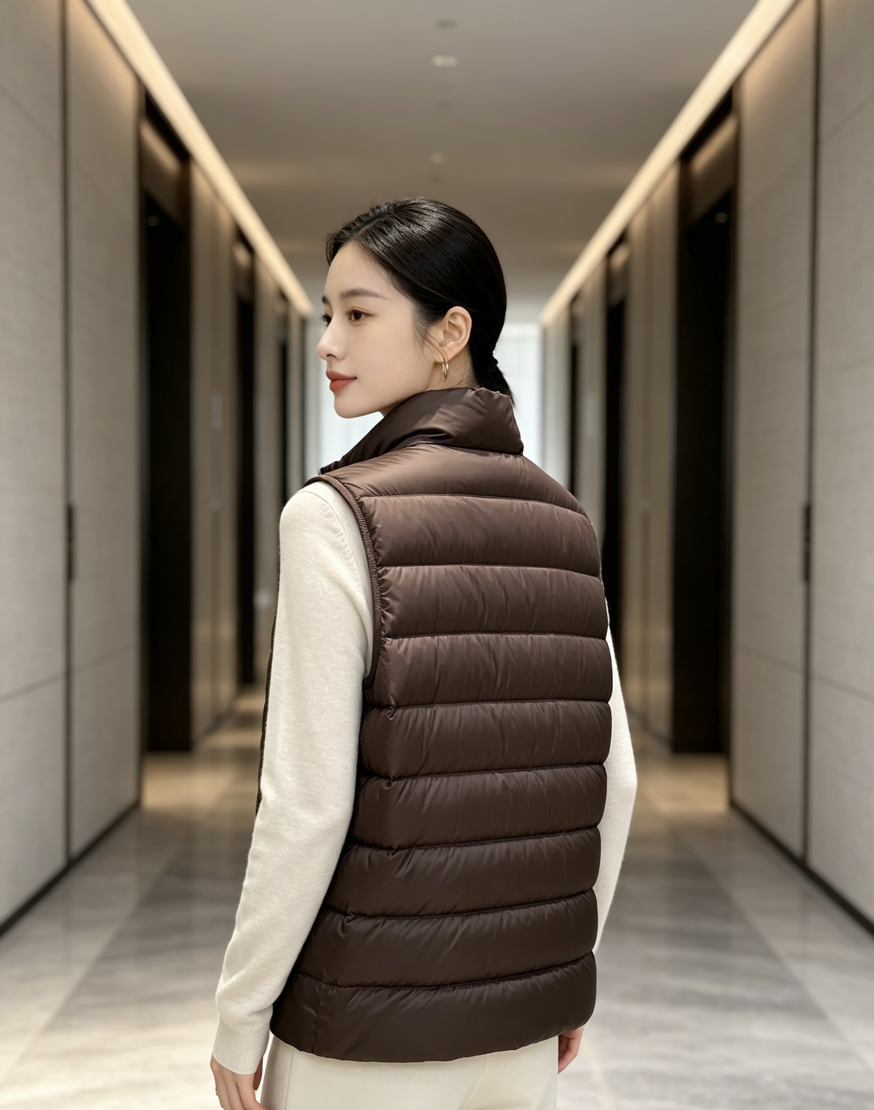 Moncler 蒙口 2026秋冬立领轻薄羽绒马甲,米白/棕/藏蓝三色 男女同款。 横格分仓充绒,轻便不跑绒;胸口经典圆 Moncler 蒙口 2026秋冬立领轻薄羽绒马甲,米白/棕/藏蓝三色 男女同款。 横格分仓充绒,轻便不跑绒;胸口经典圆