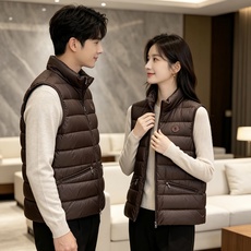 Moncler 蒙口 2026秋冬立领轻薄羽绒马甲,米白/棕/藏蓝三色 男女同款。 横格分仓充绒,轻便不跑绒;胸口经典圆 Moncler 蒙口 2026秋冬立领轻薄羽绒马甲,米白/棕/藏蓝三色 男女同款。 横格分仓充绒,轻便不跑绒;胸口经典圆