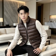 Moncler 蒙口 2026秋冬立领轻薄羽绒马甲,米白/棕/藏蓝三色 男女同款。 横格分仓充绒,轻便不跑绒;胸口经典圆 Moncler 蒙口 2026秋冬立领轻薄羽绒马甲,米白/棕/藏蓝三色 男女同款。 横格分仓充绒,轻便不跑绒;胸口经典圆