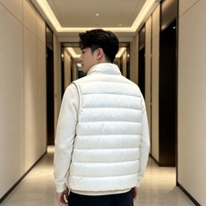 Moncler 蒙口 2026秋冬立领轻薄羽绒马甲,米白/棕/藏蓝三色 男女同款。 横格分仓充绒,轻便不跑绒;胸口经典圆 Moncler 蒙口 2026秋冬立领轻薄羽绒马甲,米白/棕/藏蓝三色 男女同款。 横格分仓充绒,轻便不跑绒;胸口经典圆