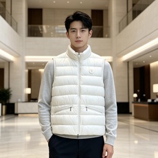 Moncler 蒙口 2026秋冬立领轻薄羽绒马甲,米白/棕/藏蓝三色 男女同款。 横格分仓充绒,轻便不跑绒;胸口经典圆 Moncler 蒙口 2026秋冬立领轻薄羽绒马甲,米白/棕/藏蓝三色 男女同款。 横格分仓充绒,轻便不跑绒;胸口经典圆
