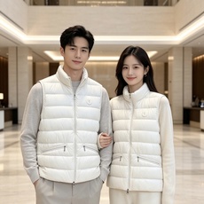 Moncler 蒙口 2026秋冬立领轻薄羽绒马甲,米白/棕/藏蓝三色 男女同款。 横格分仓充绒,轻便不跑绒;胸口经典圆 Moncler 蒙口 2026秋冬立领轻薄羽绒马甲,米白/棕/藏蓝三色 男女同款。 横格分仓充绒,轻便不跑绒;胸口经典圆