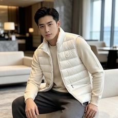 Moncler 蒙口 2026秋冬立领轻薄羽绒马甲,米白/棕/藏蓝三色 男女同款。 横格分仓充绒,轻便不跑绒;胸口经典圆 Moncler 蒙口 2026秋冬立领轻薄羽绒马甲,米白/棕/藏蓝三色 男女同款。 横格分仓充绒,轻便不跑绒;胸口经典圆