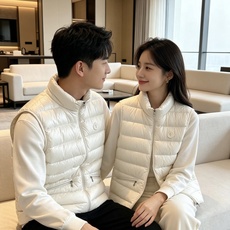 Moncler 蒙口 2026秋冬立领轻薄羽绒马甲,米白/棕/藏蓝三色 男女同款。 横格分仓充绒,轻便不跑绒;胸口经典圆 Moncler 蒙口 2026秋冬立领轻薄羽绒马甲,米白/棕/藏蓝三色 男女同款。 横格分仓充绒,轻便不跑绒;胸口经典圆