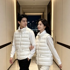 Moncler 蒙口 2026秋冬立领轻薄羽绒马甲,米白/棕/藏蓝三色 男女同款。 横格分仓充绒,轻便不跑绒;胸口经典圆 Moncler 蒙口 2026秋冬立领轻薄羽绒马甲,米白/棕/藏蓝三色 男女同款。 横格分仓充绒,轻便不跑绒;胸口经典圆